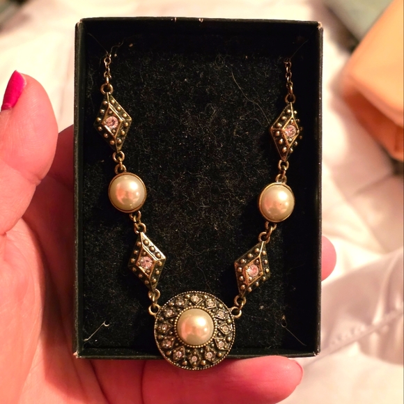 Avon Pearl and Goldtone Necklace New In Box - Picture 1 of 3